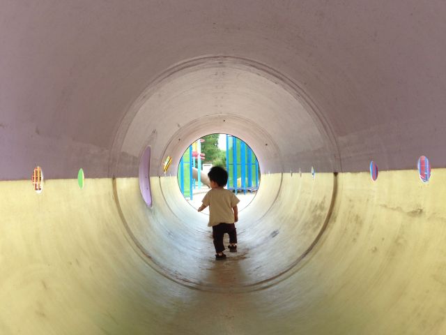 深北緑地公園は、子どもと遊ぶオススメスポット！(大阪府大東市)/ロケット広場トンネル